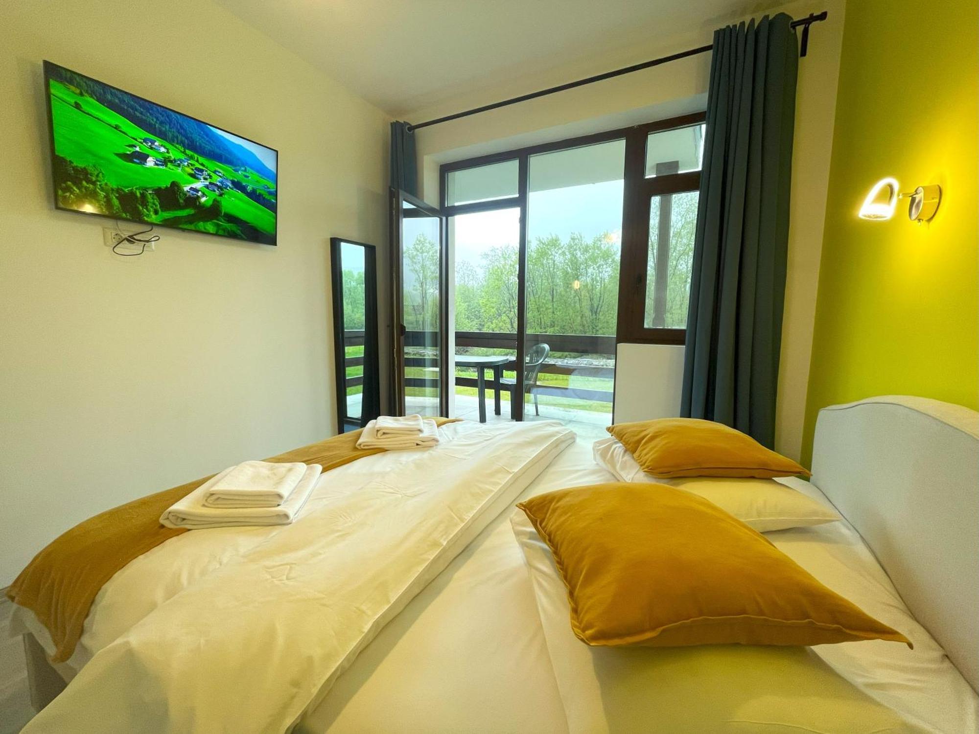 Cozy Riverfront Apartments With Garden And Mountain View Буштені Екстер'єр фото