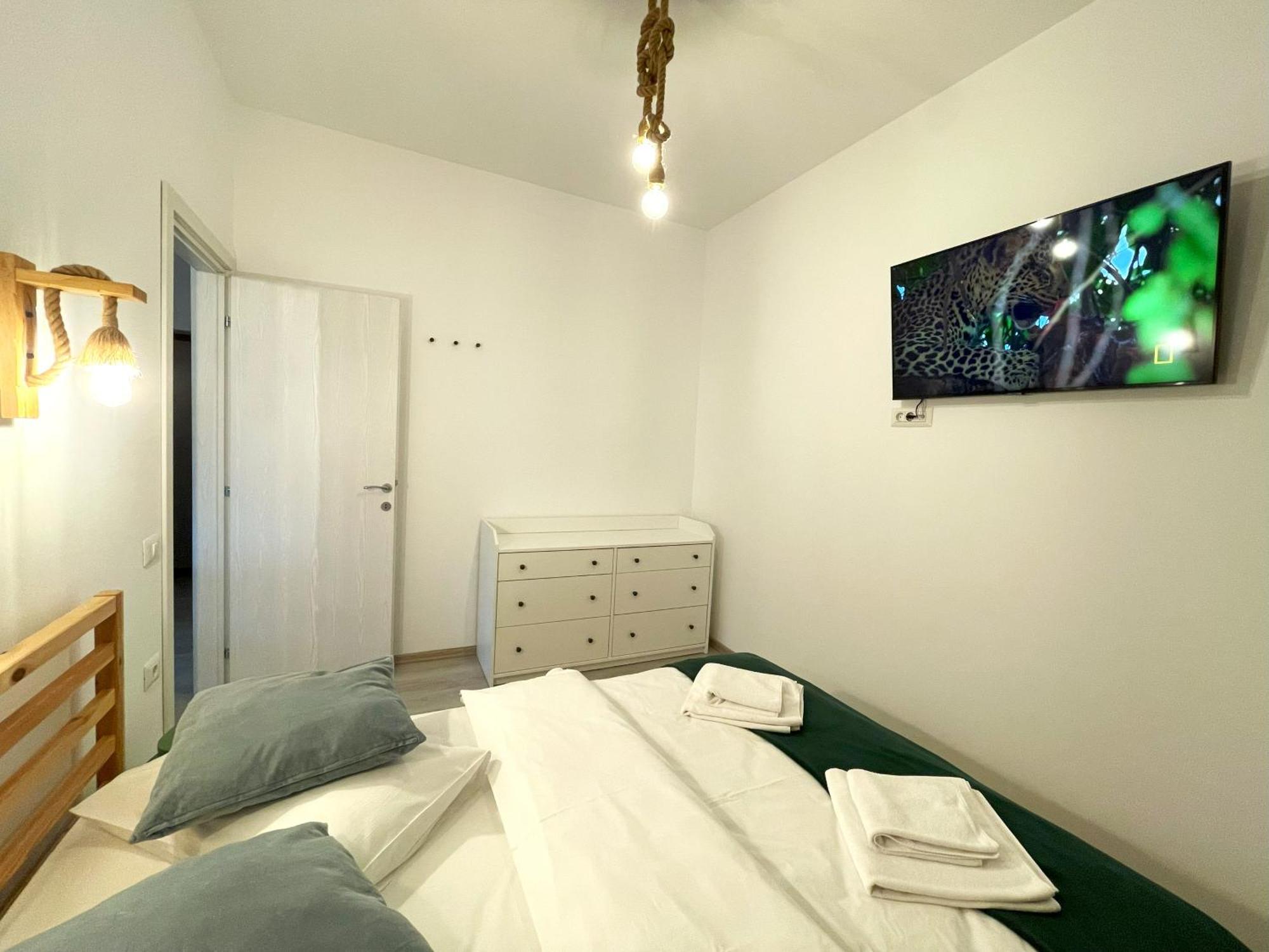 Cozy Riverfront Apartments With Garden And Mountain View Буштені Екстер'єр фото