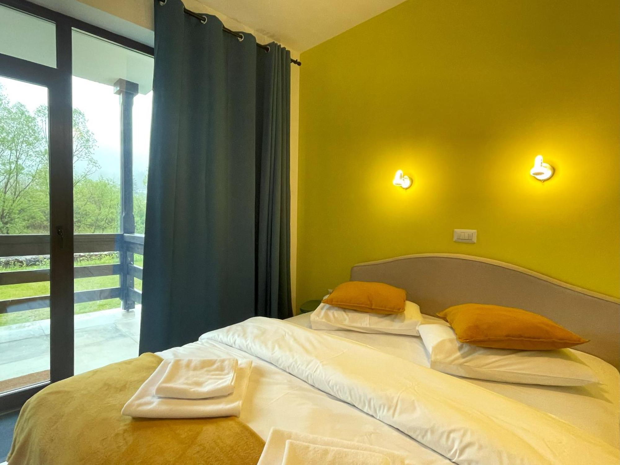Cozy Riverfront Apartments With Garden And Mountain View Буштені Екстер'єр фото